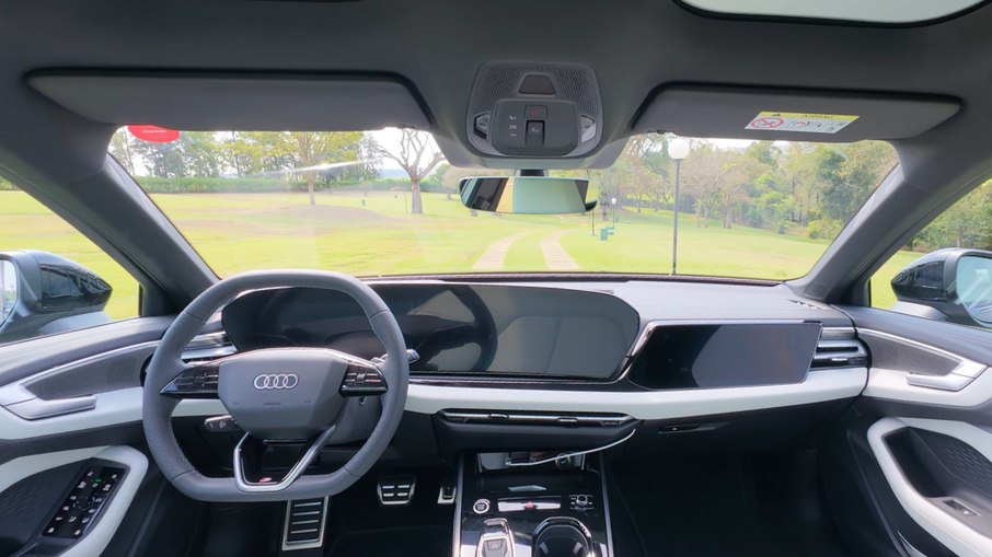 Interior do Audi A5 Avant reúne três telas e painel voltado para o motorista