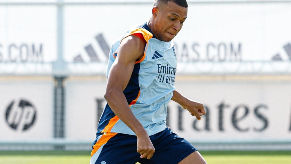 Mbappé faz a sua estreia pelo Real Madrid diante da Atalanta.