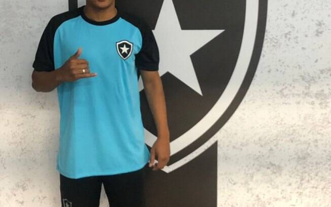 Jogador com passagens por São Paulo e Cruzeiro é contratado pelo Botafogo