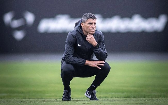Pedro Emanuel completou um mês no comando do Vasco Pedro Emanuel completou um mês no comando do Vasco