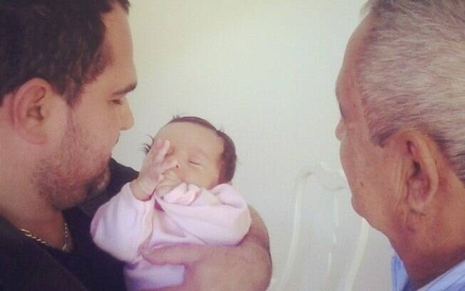 Luciano Camargo com a neta, Maria e o pai, Seu Francisco, em postagem de Wesley Camargo
