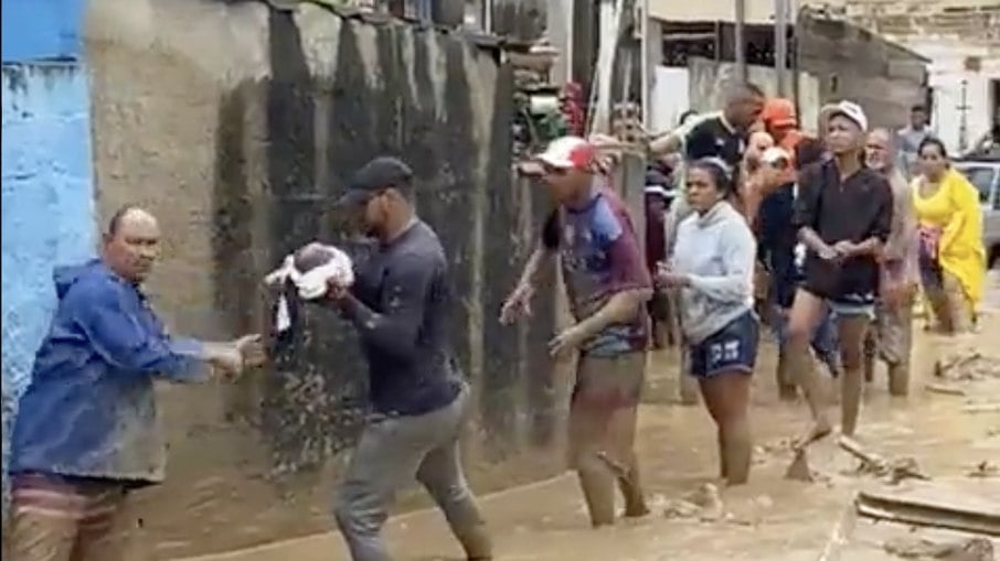 Moradores de São Sebastião (SP) fazem 'corrente humana' para salvar crianças