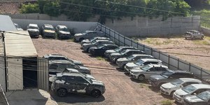 Exclusivo: flagra revela vários Renaults camuflados em garagem