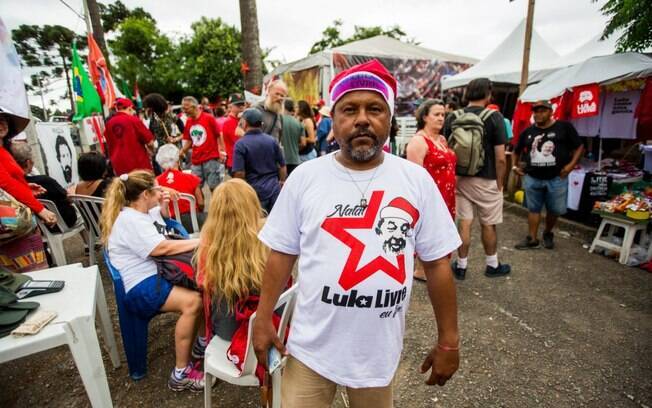 Militantes promoveram ato chamado de Natal com Lula, na frente da sede da PF; ação foi lembrada em mensagem de Natal