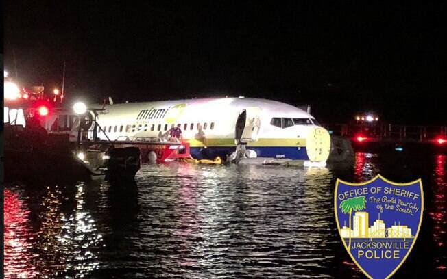 Boeing 737 cai na água em rio na Flórida