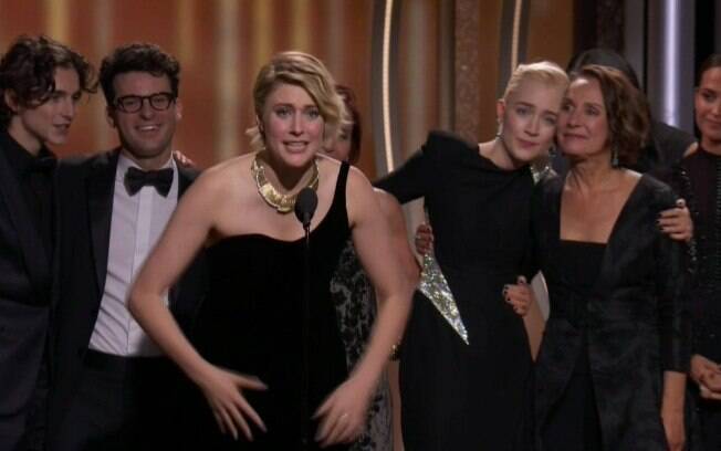 Greta Gerwig e a equipe de 'Lady Bird' no palco para receber o prêmio de melhor filme em comédia e musical