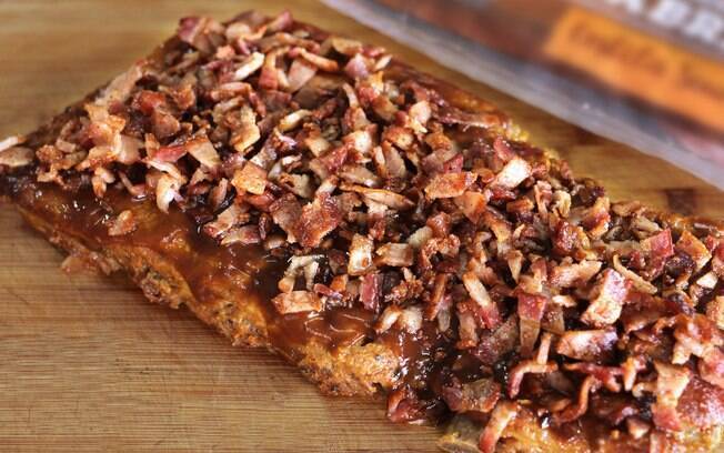 Crocante e suculenta: esta é a costelinha na crosta de bacon
