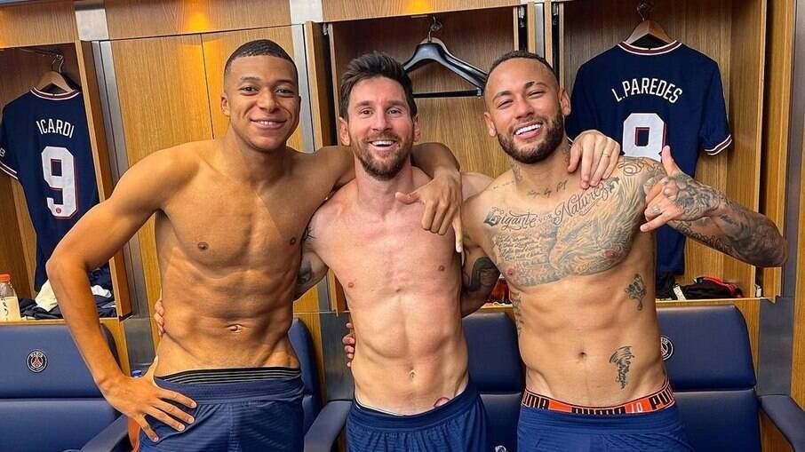 Mbappé, Messi e Neymar posam após vitória