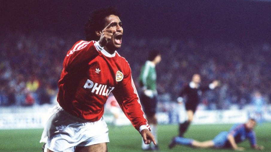Meses antes da Copa do Mundo de 1990, Romário se machucou pelo PSV