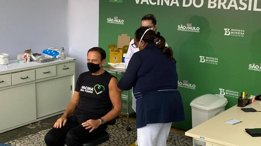 João Doria é vacinado contra Covid-19 na Zona Oeste de São Paulo