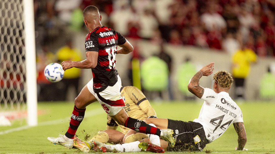 Criticado pela torcida, Samuel Lino foi destaque do Flamengo contra o Ceará