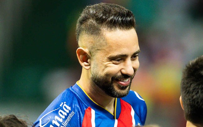 Everton Ribeiro com a camisa do Bahia