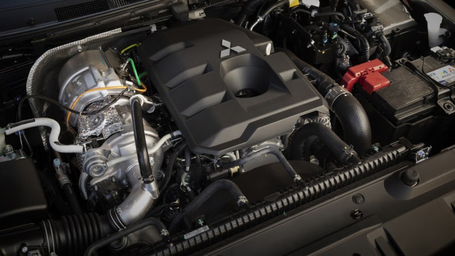 Motor 2.4 turbodiesel de dupla turbina entrega 205 cv e 47,9 kgfm de torque.