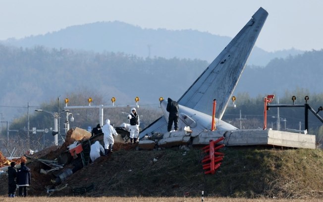 Especialistas investigam local do acidente com um Boeing 737-800 da Jeju Air no aeropuerto de Muan, na Coreia do Sul