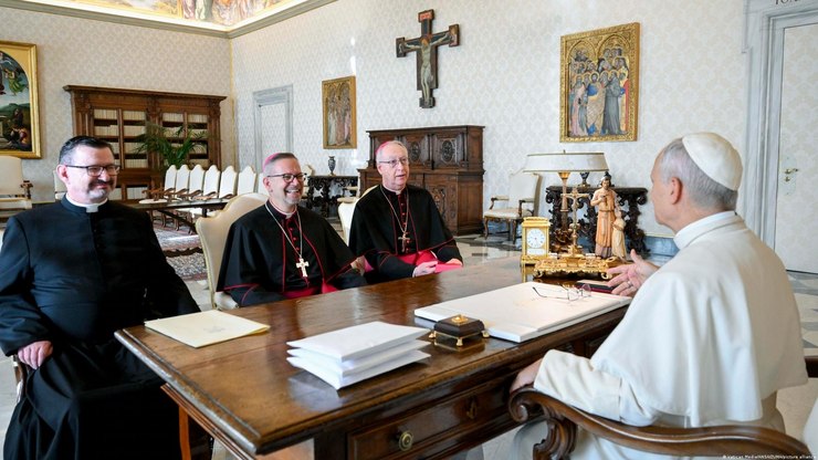 Vaticano%20devolve%20artefatos%20ind%C3%ADgenas%20ao%20Canad%C3%A1