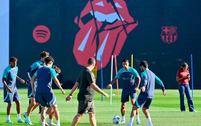 Jogadores do Barcelona durante treinamento da equipe - Foto: Pau Barrena/ Getty Images