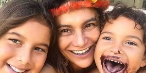 Dira Paes mostra momento de diversão com os filhos: 'Amo'