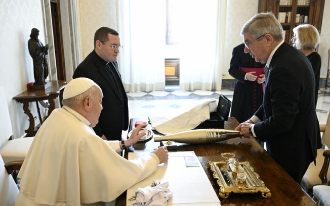 Foto tirada e divulgada em 23 de janeiro de 2025 pelo departamento de imprensa do Vaticano, mostra o papa Francisco durante uma audiência privada com Thomas Bach, presidente do Comitê Olímpico Internacional (COI), no Vaticano
