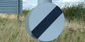 Placa de trânsito circular com faixa preta: o que significa