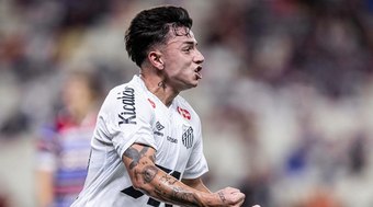 Brasileir%C3%A3o%3A%20Santos%20faz%20nos%20acr%C3%A9scimos%2C%20bate%20Fortaleza%20e%20deixa%20Z4