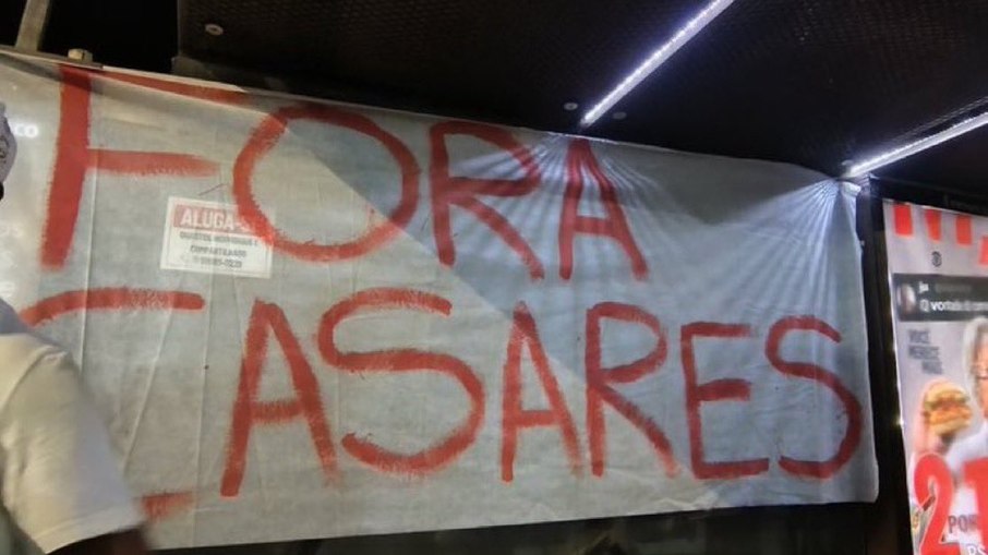 Torcida do São Paulo quer saída de Casares e pede Morumbi vazio Torcida do São Paulo quer saída de Casares e pede Morumbi vazio