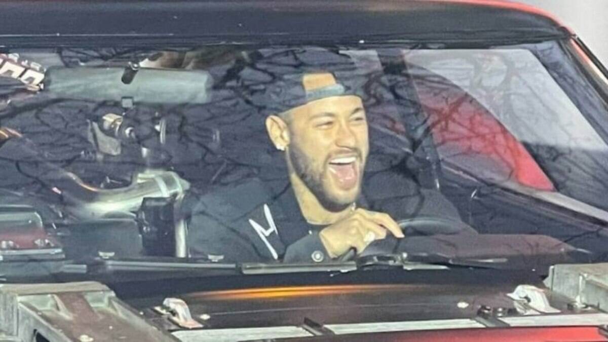 Neymar aparece dentro do Batmóvel em première na França
