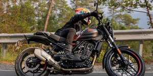 Royal Enfield Guerrilla 450 Apex chega por R$ 30.490