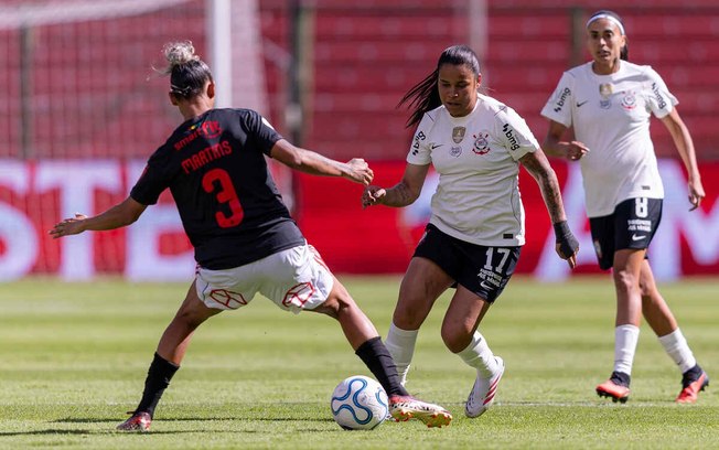 Vic Albuquerque comemora seu gol logo no início da partida