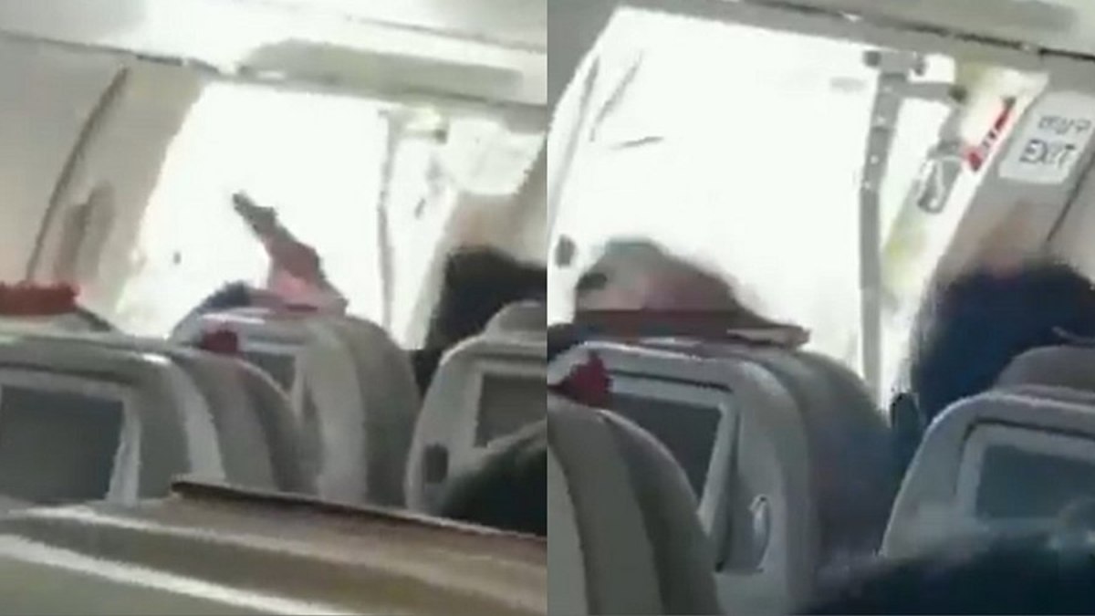 Homem abre porta de avião durante o voo