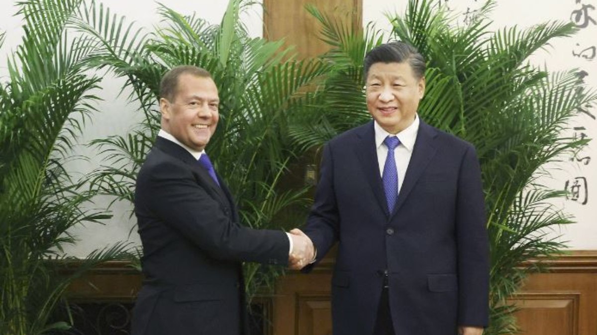 Ex-presidente russo Dmitry Medvedev e presidente da China Xi Jinping