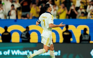 Cristiano Ronaldo perde um pênalti e converte outro; assista