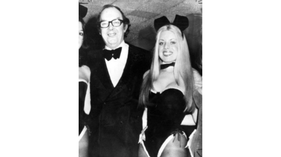 A coelhinha Eve em 1975 com o comediante Eric Morecambe.