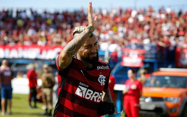 Torcedores do Flamengo exaltam estreia de Vidal na web após vitória na Ressacada