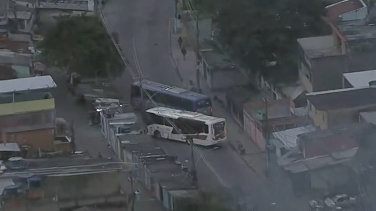 Criminosos usam 3 ônibus como barricadas na Zona Norte do Rio