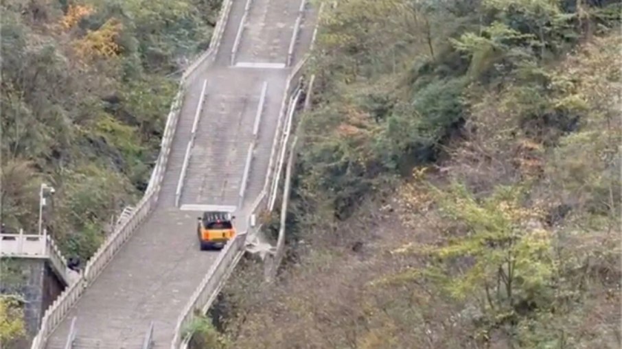SUV da Chery cai em escadaria turística lotada e falha em teste