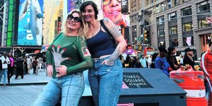 Vera Fischer posa em Nova York durante viagem com a filha; veja as fotos