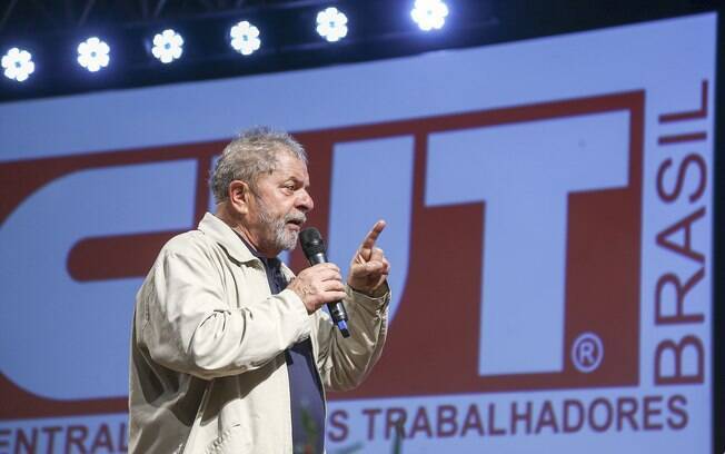 Seguindo a linha populista, em 1983, Lula compôs o grupo dos fundadores da Central Única dos Trabalhadores