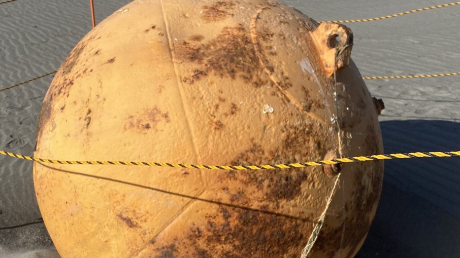 Esfera de ferro apareceu em areia de praia do Japão