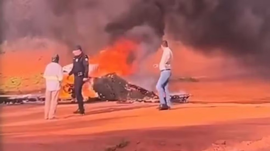 Avião caiu e pegou fogo