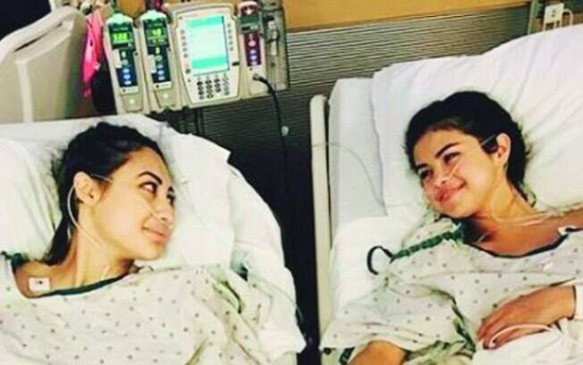 Selena Gomez e sua amiga, quando a cantora divulgou que faria um transplante por conta do lúpus Selena Gomez e sua amiga, quando a cantora divulgou que faria um transplante por conta do lúpus