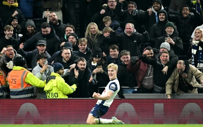 O sueco Lucas Bergvall, do Tottenham, comemora após marcar contra o Liverpool