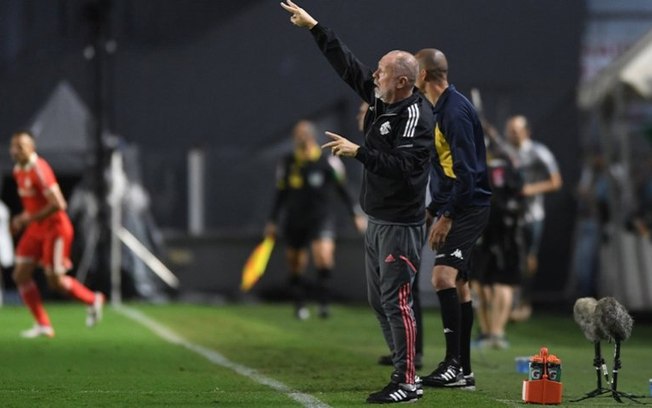 Mano Menezes define substituto de Edenilson para duelo com o Flamengo