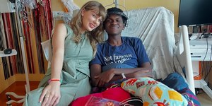 Taylor Swift visita hospital infantil e comove crianças