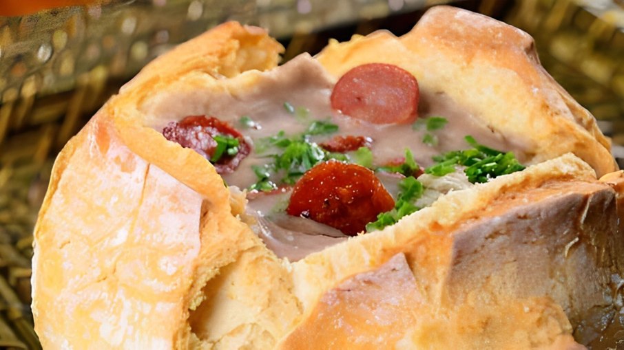 Caldo de feijão carioca no pão italiano