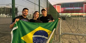 Dua Lipa conquista o Rio antes do show com carisma e simpatia