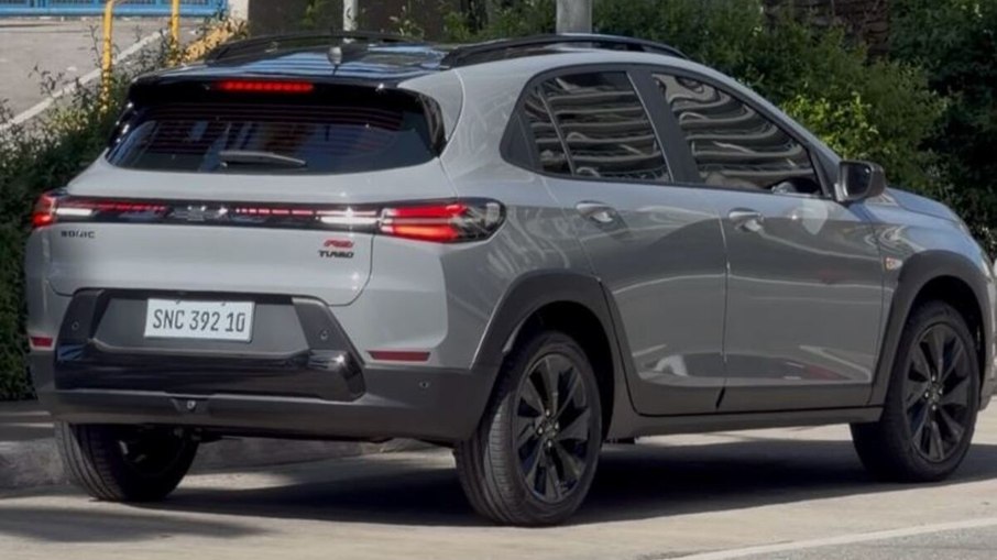 Traseira do Chevrolet Sonic revela caimento mais inclinado e proposta visual próxima à de um SUV cupê.