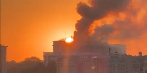 Rússia lança maior ataque aéreo a Kiev e atinge prédio do governo