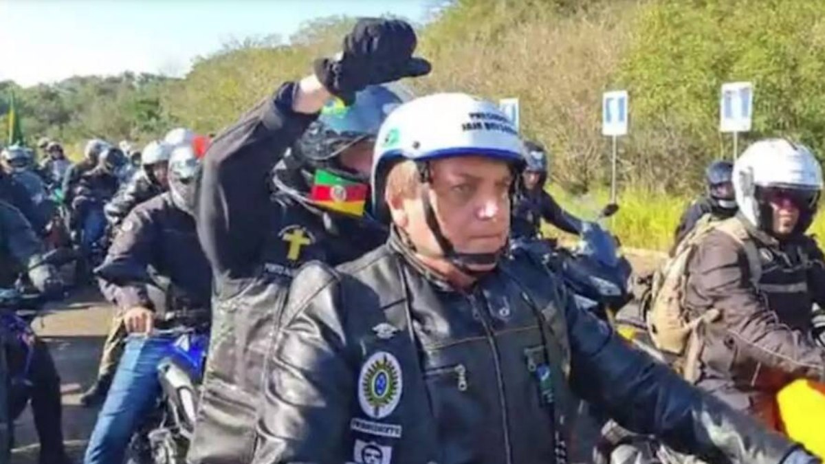 O presidente Jair Bolsonaro durante passeio de moto com apoiadores
