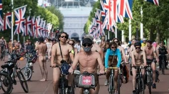 Milhares de ciclistas participam de evento sem roupas