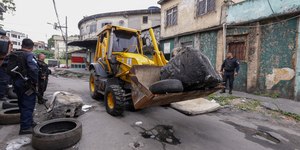 Governo do Rio remove quase 600 toneladas de barricadas em um dia
